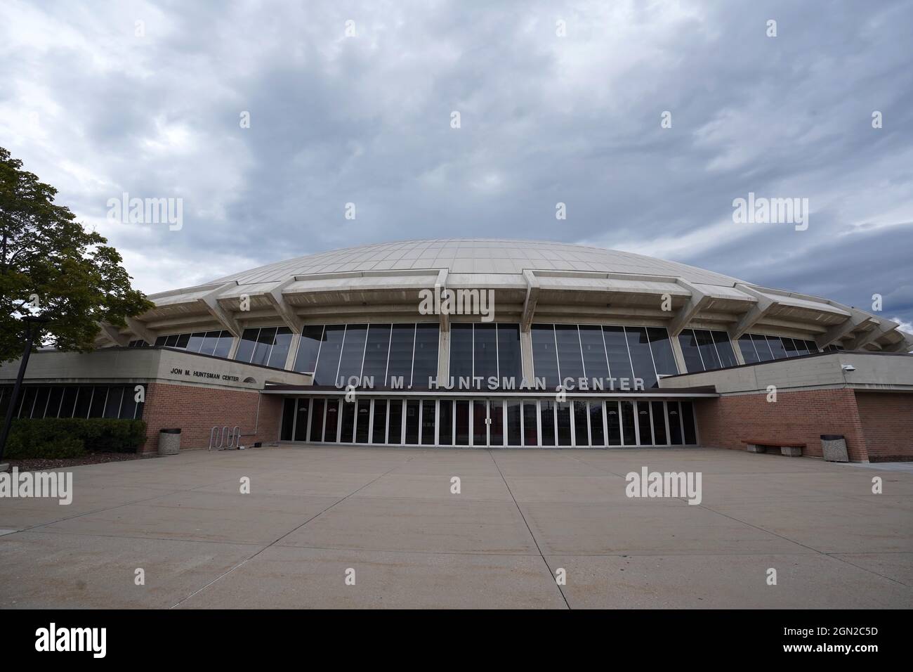 Eine allgemeine Ansicht des Jon M. Huntsman Center auf dem Campus der Universität von Utah, Samstag, 18. September 2021, in Salt Lake City. Die Arena ist das ho Stockfoto