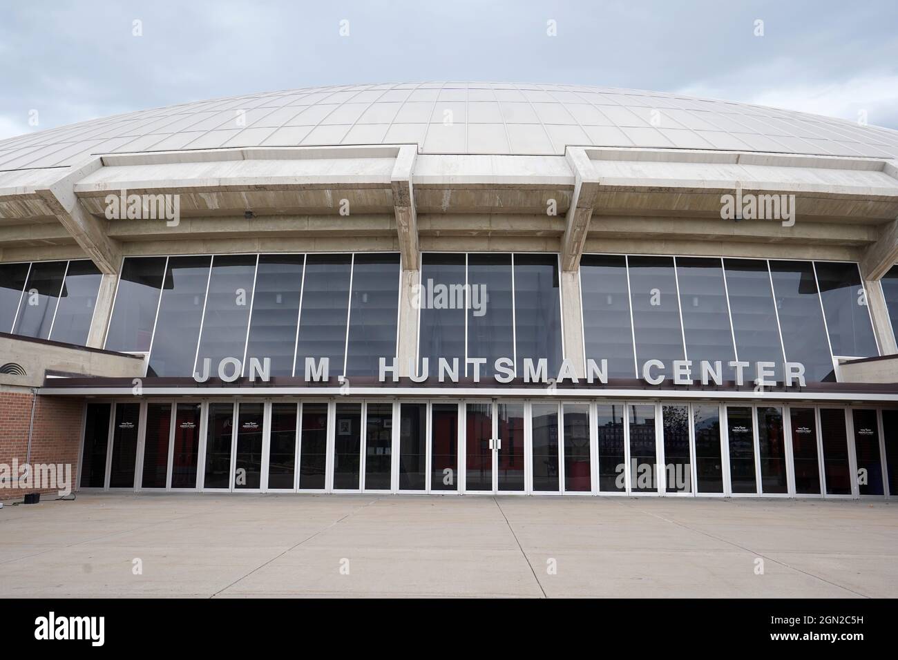 Eine allgemeine Ansicht des Jon M. Huntsman Center auf dem Campus der Universität von Utah, Samstag, 18. September 2021, in Salt Lake City. Die Arena ist das ho Stockfoto