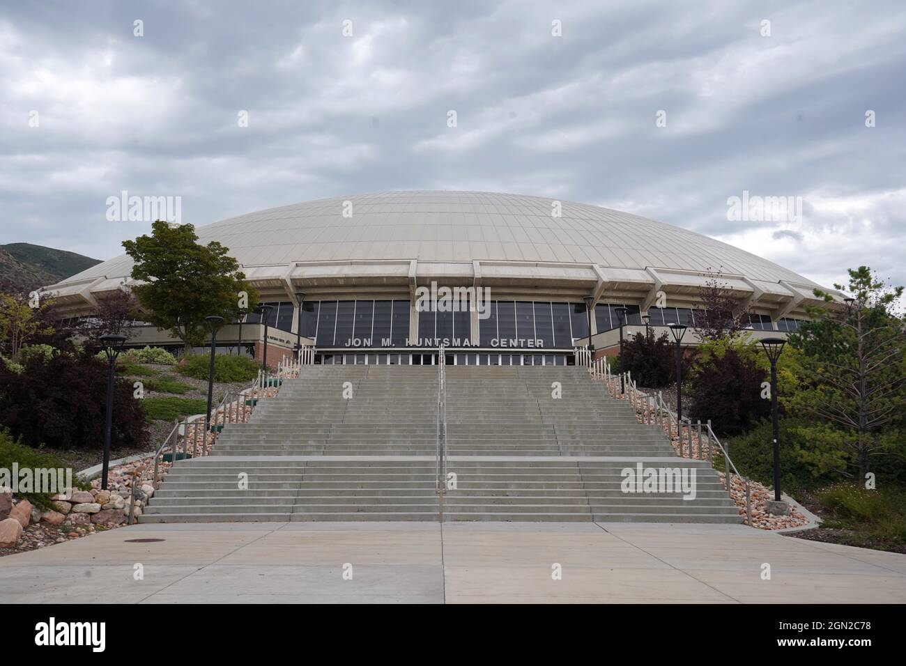 Eine allgemeine Ansicht des Jon M. Huntsman Center auf dem Campus der Universität von Utah, Samstag, 18. September 2021, in Salt Lake City. Die Arena ist das ho Stockfoto