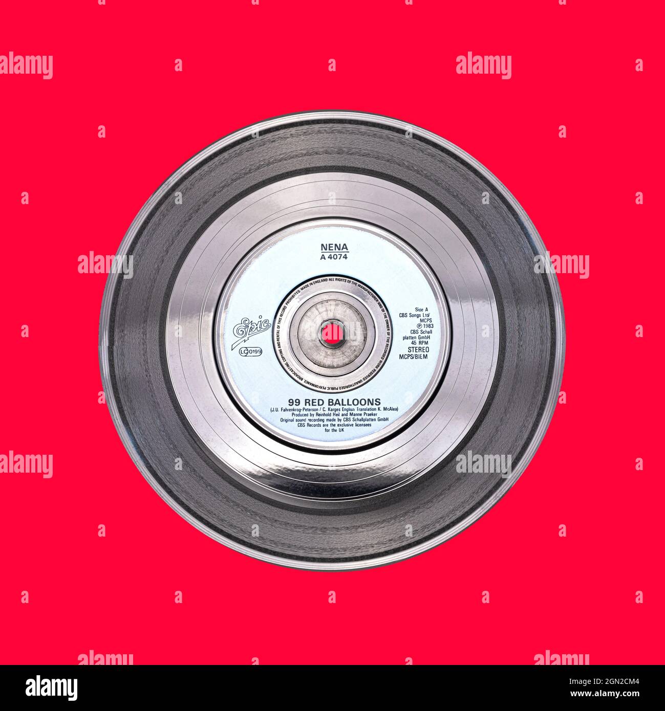 SWINDON, UK - 17. SEPTEMBER 2021: 99 Red Balloons Retro Vinyl 45rpm Rekord von Nena auf der Epic Lable auf weißem Hintergrund Stockfoto
