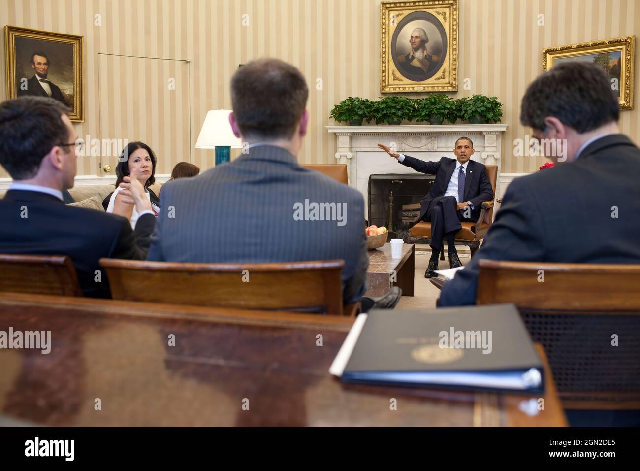 Präsident Barack Obama trifft sich mit hochrangigen Beratern im Oval Office, 19. April 2012. (Offizielles Foto des Weißen Hauses von Pete Souza) Dieses offizielle Foto des Weißen Hauses wird nur zur Veröffentlichung durch Nachrichtenorganisationen und/oder zum persönlichen Druck durch die Betreffzeile(en) des Fotos zur Verfügung gestellt. Das Foto darf in keiner Weise manipuliert werden und darf nicht in kommerziellen oder politischen Materialien, Anzeigen, E-Mails, Produkten oder Werbeaktionen verwendet werden, die in irgendeiner Weise die Zustimmung oder Billigung des Präsidenten, der ersten Familie oder des Weißen Hauses nahelege. Stockfoto