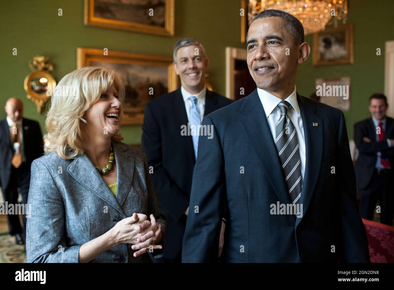 Präsident Barack Obama wartet mit Rebecca Mieliwocki, Englischlehrerin der 7. Klasse an der Luther Burbank High School, Burbank, Kalifornien, auf 2012. Und Erziehungsminister Arne Duncan im Grünen Raum des Weißen Hauses vor dem Beginn einer Zeremonie zur Ehre der 2012 National- und Staatslehrerinnen des Jahres im Ostsaal, 24. April 2012. (Offizielles Foto des Weißen Hauses von Pete Souza) Dieses offizielle Foto des Weißen Hauses wird nur zur Veröffentlichung durch Nachrichtenorganisationen und/oder zum persönlichen Druck durch die Betreffzeile(en) des Fotos zur Verfügung gestellt. Das Foto darf nicht b Stockfoto