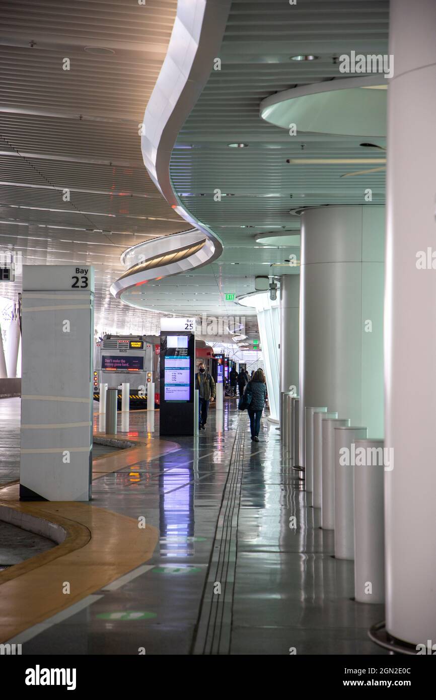 Menschen, die einen Bus im Salesforce Transbay Transit Center and Park in San Francisco, Kalifornien, nehmen. Stockfoto