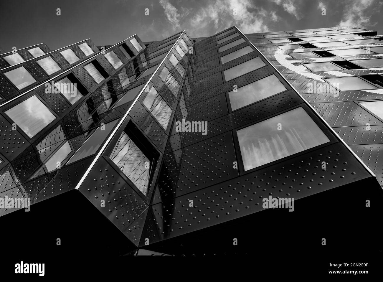 Rotterdam Niederlande - August 23 2017;Schwarz gepresste Stahlplatte und Wind gefaltet oder Zick-Zack architektonische Außenseite steigt himmelwärts. Stockfoto