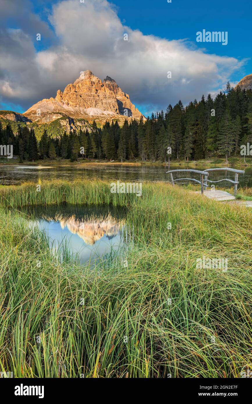 ITALIEN. VENETIEN. DOLOMITEN-BERGE, DIE VON DER UNESCO ZUM WELTKULTURERBE ERKLÄRT WURDEN: TRE CIME DI LAVAREDO UND ANTORNO-SEE Stockfoto