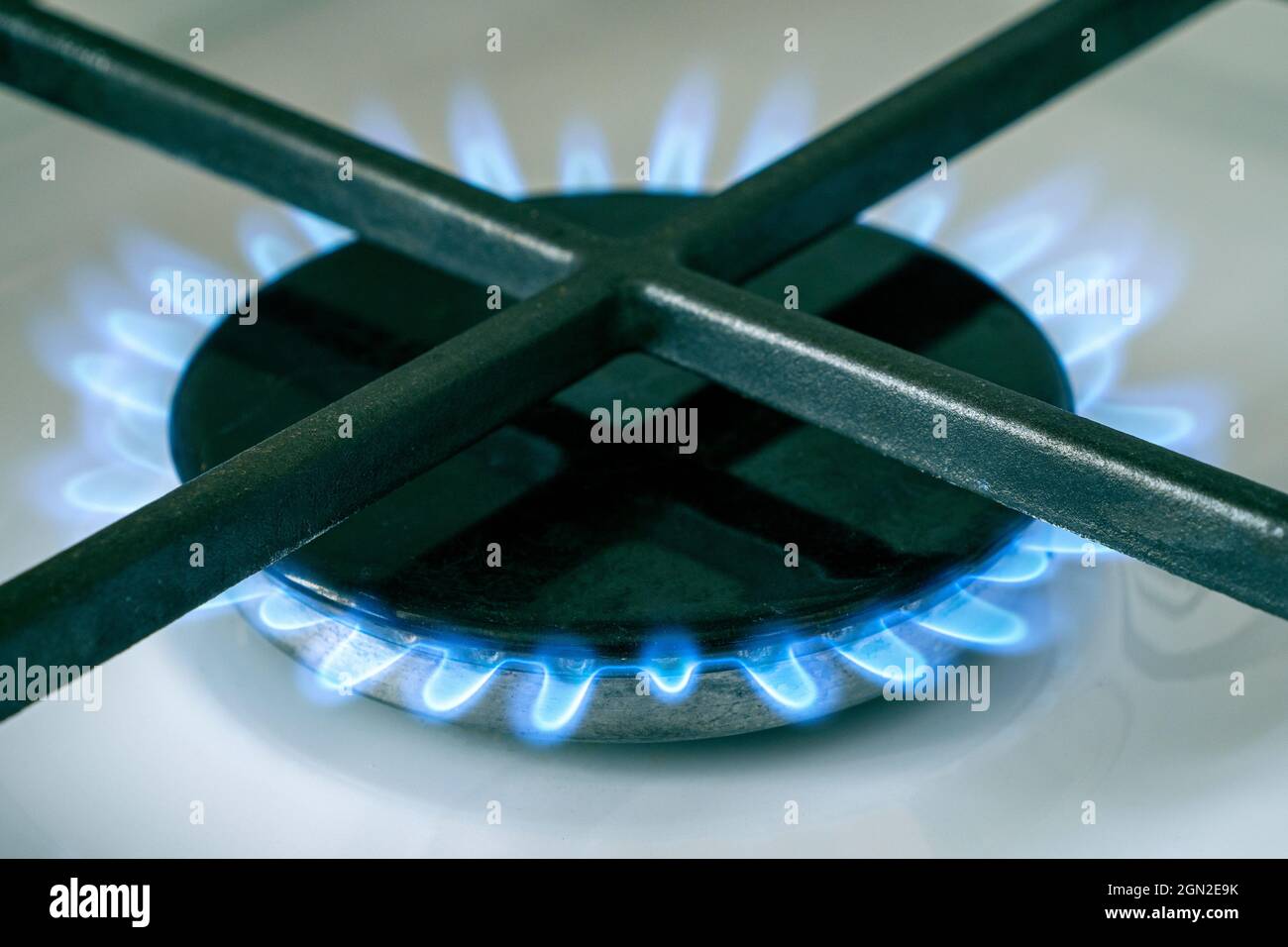 Gasherd, Nahaufnahme eines Ofens mit blauem Gaslicht Stockfoto