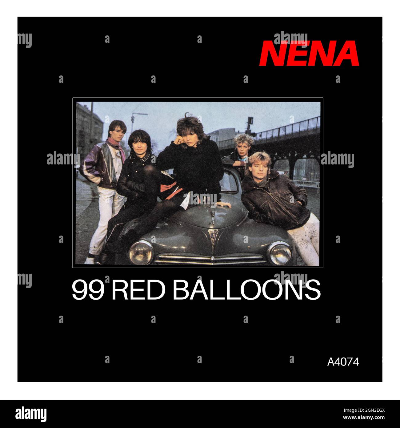 SWINDON, UK - 17. SEPTEMBER 2021: 99 Red Balloons retro Vinyl Cover der 45rpm Platte von Nena auf dem Epic Labwl auf weißem Hintergrund Stockfoto