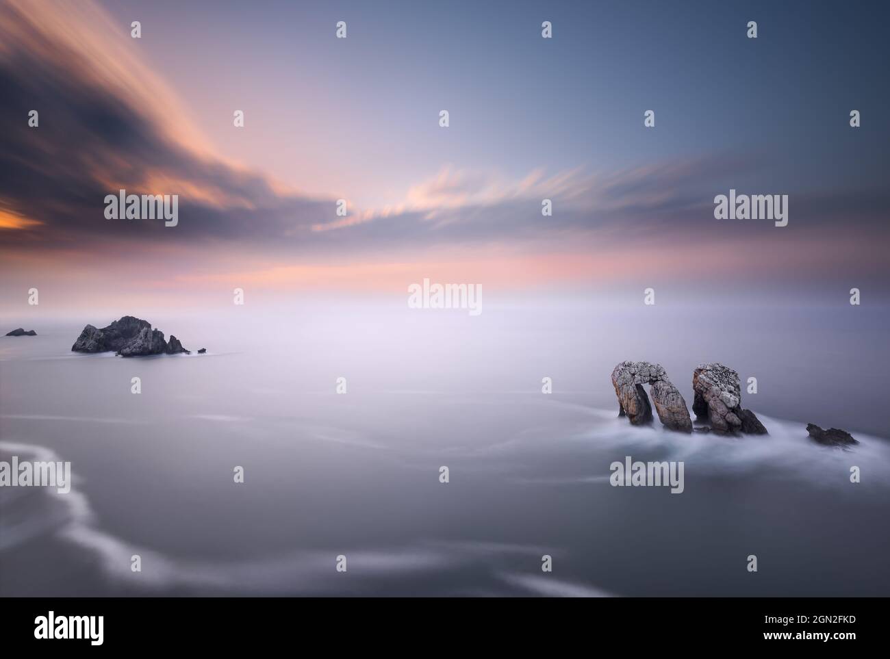 SPANIEN, KANTABRIEN. LOS URROS FELSEN MIT SEINEM BOGEN BEI SONNENUNTERGANG Stockfoto