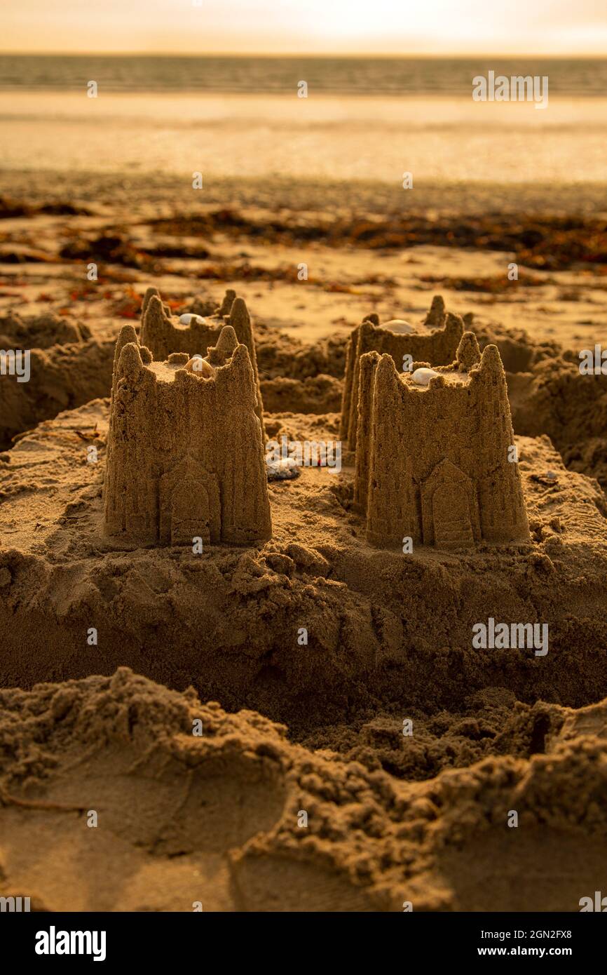 Sandburg am Strand bei Sonnenuntergang. Traditionelles britisches Urlaubskonzept Stockfoto