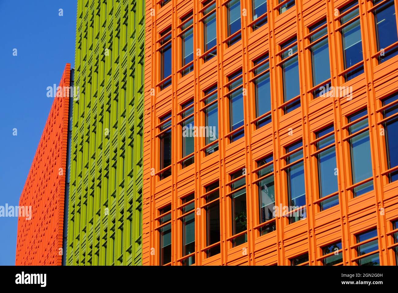 Farbenfrohe Gebäude im Zentrum von St. Giles, die von Renzo Piano in der Shaftesbury Ave und High Holborn in London, England, entworfen wurden Stockfoto