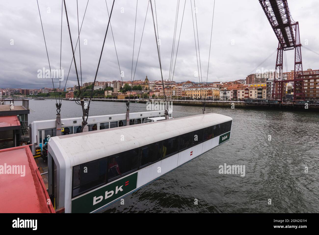 SPANIEN, SPANISCHES BASKENLAND. BISKAYA. DIE GRÖSSTE TRANSPORTERBRÜCKE DER WELT (ARCHITEKTEN ALBERTO DE PALACIO UND FERDINAND ARNODIN) VERBINDET DIE STÄDTE Stockfoto