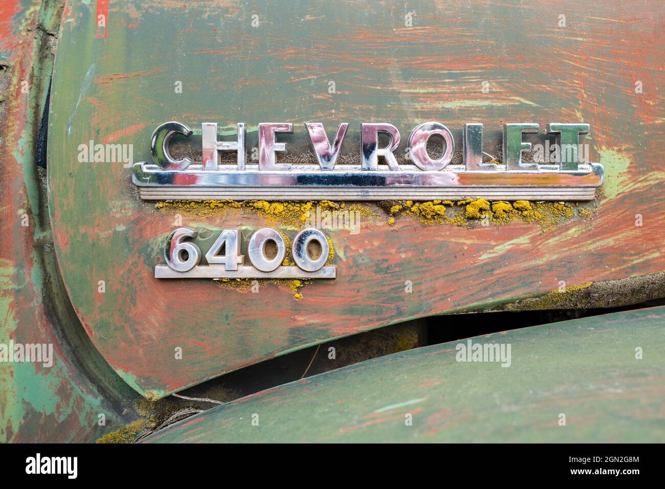 Chrom-Namensschild an der Seite eines 1951 Chevy 6400 LKW in Idaho, USA Stockfoto