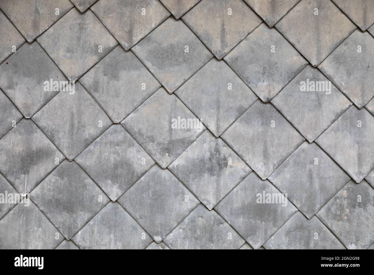 Blechfliesen an der Fassade eines Hauses in einem Schweizer Bergdorf Stockfoto