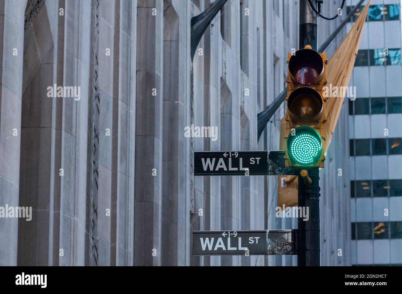 USA, NEW YORK, WALL-STREET, GRÜNES TRICOLOR-FEUER MIT WALL-STREET-RICHTUNGSSCHILDERN Stockfoto