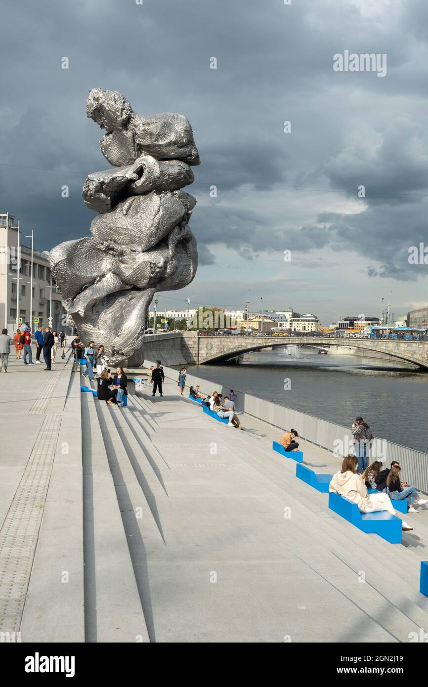 Moskau, Russland - 24. August 2021: Monumentale Skulptur, Big Clay Nummer 4, angefertigt vom Schweizer Künstler Urs Fischer. Moderne Installation Stockfoto