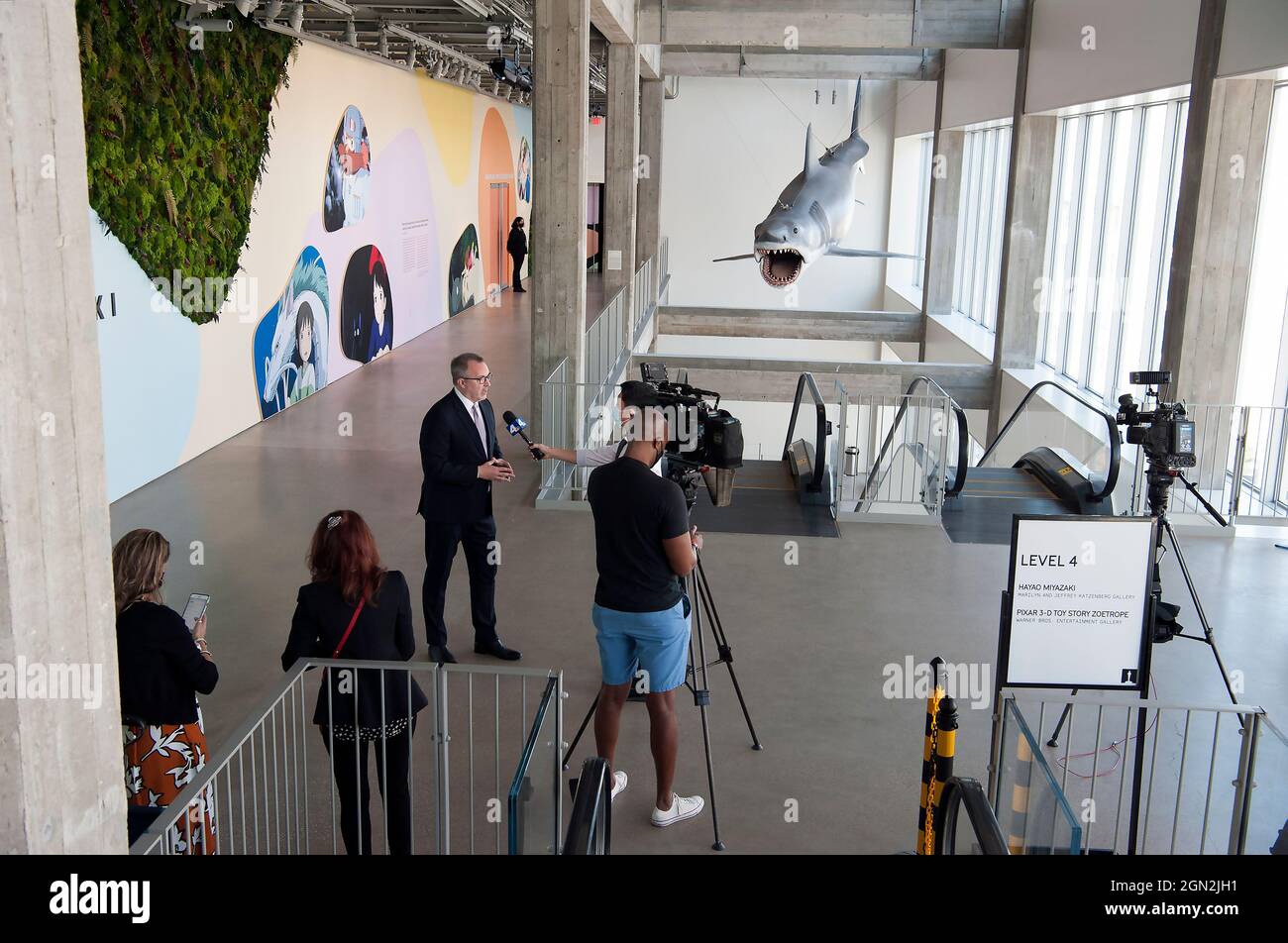 Bill Kramer, Direktor und Präsident des Academy Museum of Motion Picturs, Los Angeles, Kalifornien, wird bei der Pressekonferenz interviewt. Stockfoto