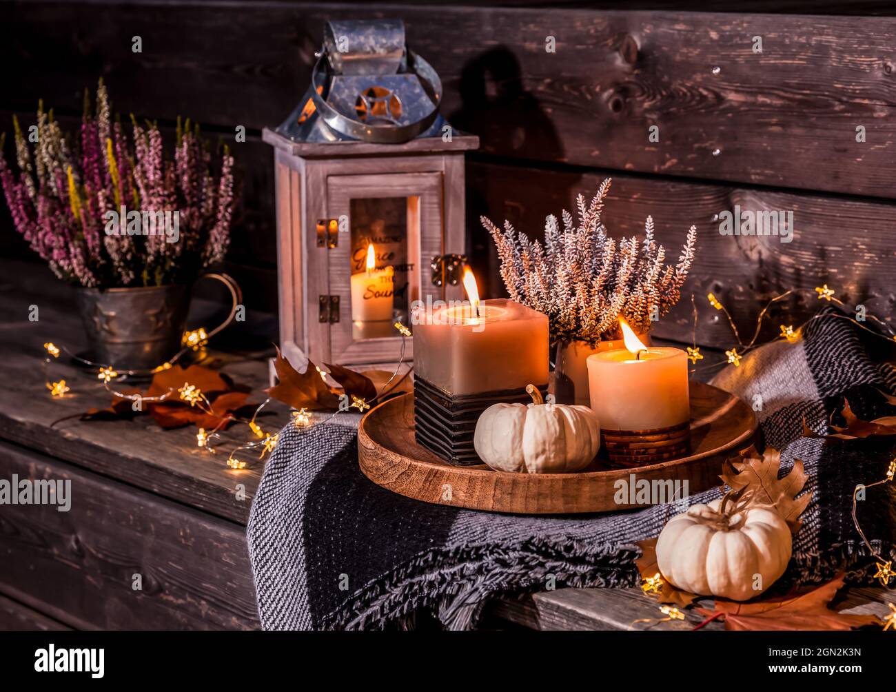 Schöne Herbstterrasse Dekoration mit Kürbissen, Laterne, Pflanzen und Blumen Stockfoto