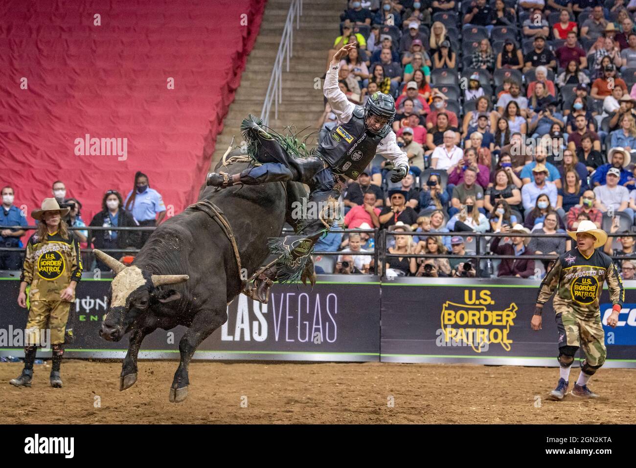 Dalton Kasel reitet King Brute während des Professional Bull Riders 2021 Unleash the Beast Events im Prudential Center in Newark. Stockfoto