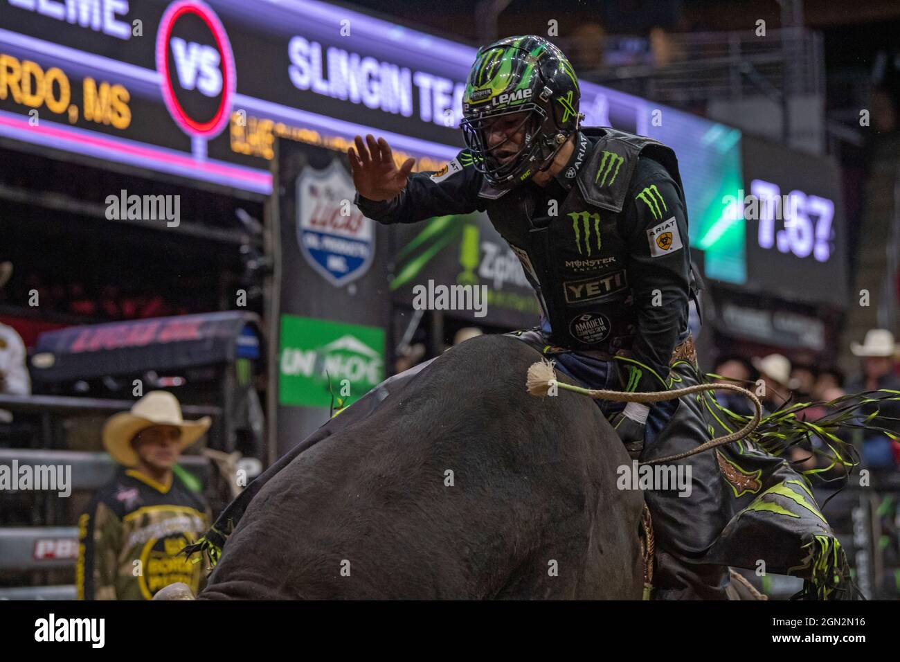 Newark, Usa. September 2021. Jose Vitor Leme Rides Slingin Tears während des Professional Bull Riders 2021 Entfesseln Sie das Beast-Event im Prudential Center in Newark. (Foto von Ron Adar/SOPA Images/Sipa USA) Quelle: SIPA USA/Alamy Live News Stockfoto