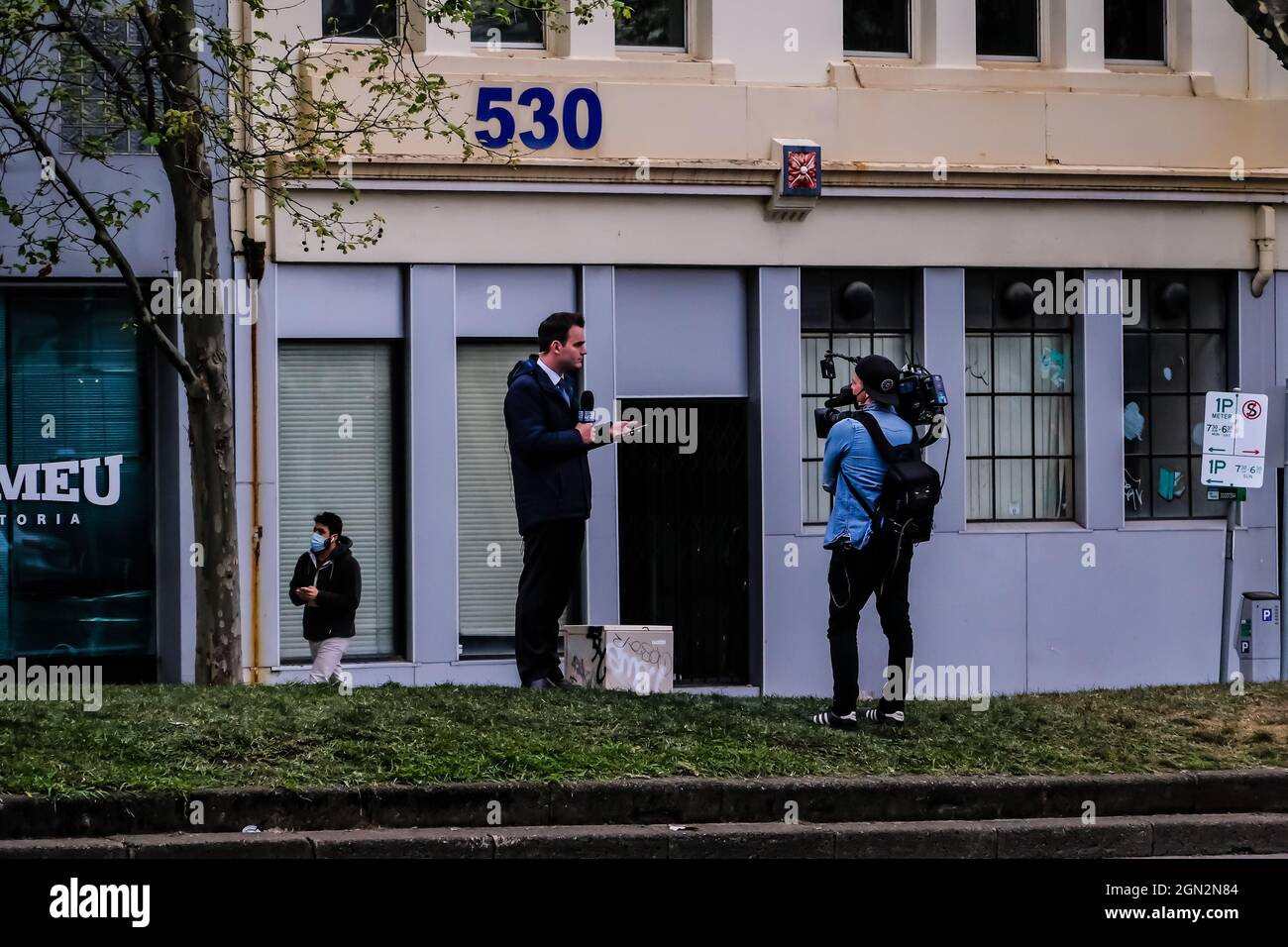 Melbourne, Australien, 21/09/2021, Channel 9 Nachrichtenreporter Reid Butler spricht vor dem CFMEU-Gebäude vor dem Protest der Bauarbeiter Gestern um 5-6 Uhr fand an der Ecke Victoria Street und Elizabeth Street im Geschäftsviertel von Melbourne eine Fortsetzung der Konfrontation zwischen der Victoria Police und den Demonstranten der Bauindustrie statt. Die Arbeiter protestieren gegen die obligatorische Impfung der Industriemitglieder sowie gegen die 2-wöchige Sperrung der gesamten Industrie durch die viktorianische Regierung. Rund 500 starke Polizisten mit Anti-Riot-Einheit und bestiegen (Pferd) Einheit zusammen mit der allgemeinen Polizei Stockfoto