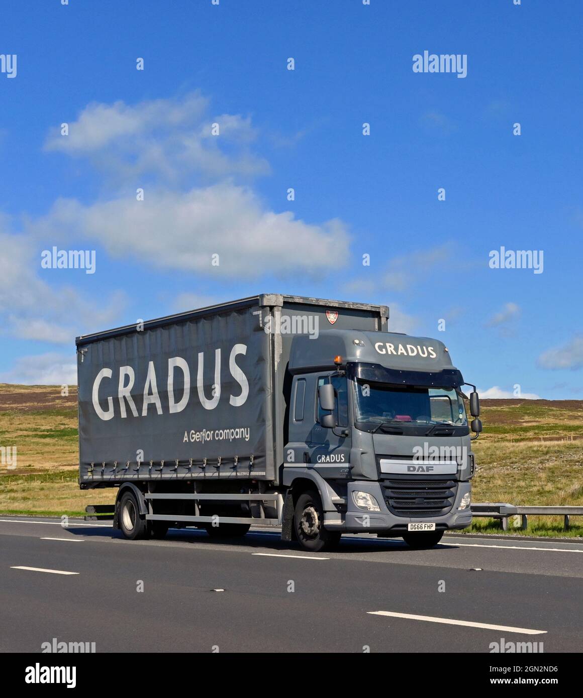 LKW. Gradus ein Unternehmen von Gerfloor. Autobahn M6, Richtung Süden. Shap, Cumbria, England, Vereinigtes Königreich, Europa. Stockfoto