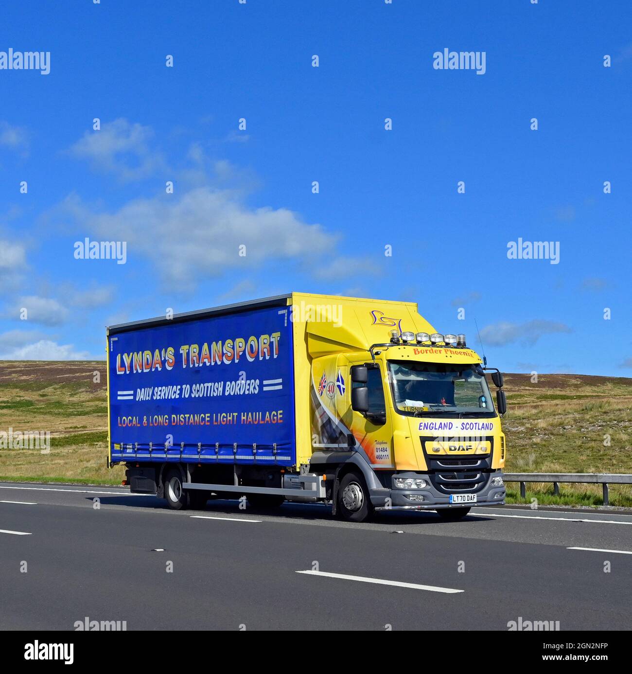 Güterwagen. Lyndas Transport. Täglicher Service nach Scottish Borders. Autobahn M6, Richtung Süden. Shap, Cumbria, England, Vereinigtes Königreich, Europa. Stockfoto