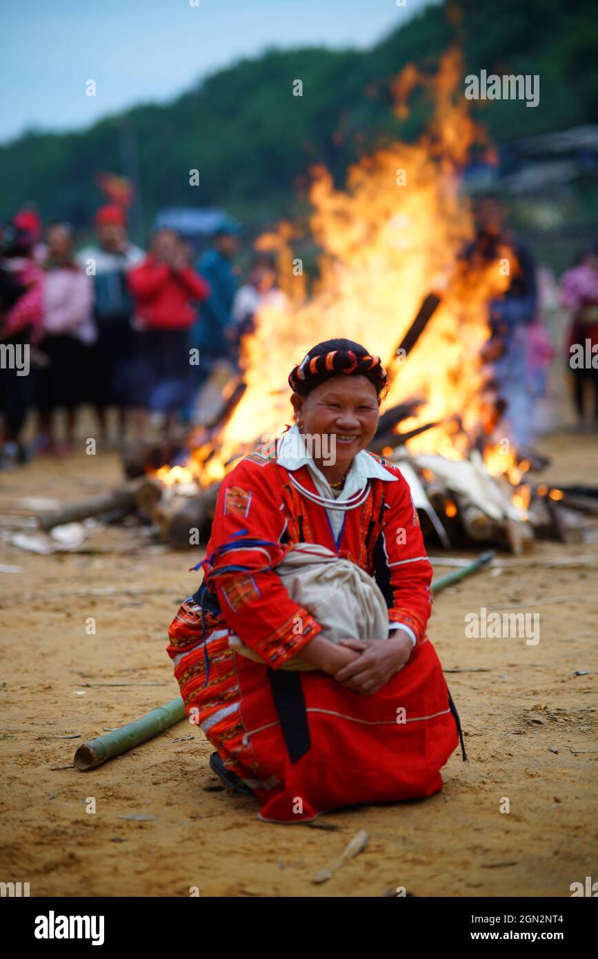 PA dann Feuertanz in der Provinz Ha Giang Nordvietnam Stockfoto