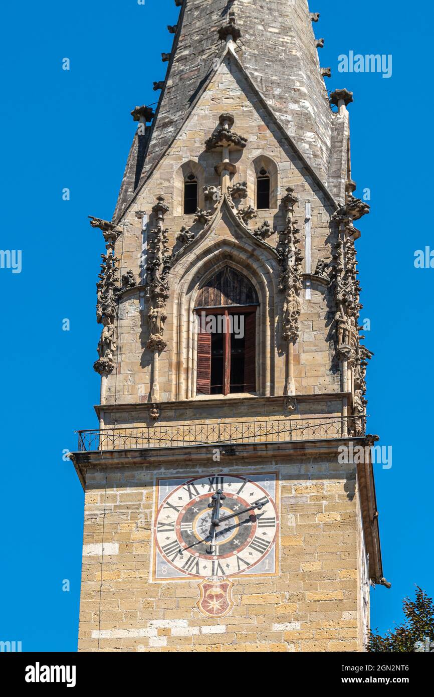 Gotischer Glockenturm der Kirche der Heiligen Santi Quirico und Giulitta. Termèno an der Weinstraße, autonome Provinz Bozen, Trentino-Alto Adi Stockfoto