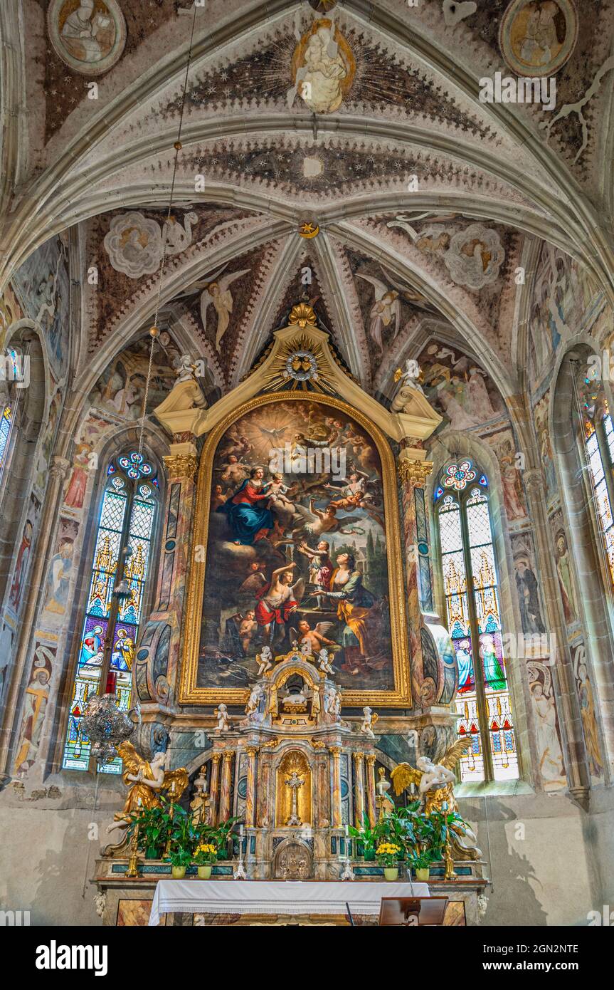 Die Kirche von Santi Quirico und Giulitta. Der Hauptaltar ist das Altarbild mit der Madonna, die den Heiligen Quirico und Giulitta erscheint. Tramin, Bozen Stockfoto