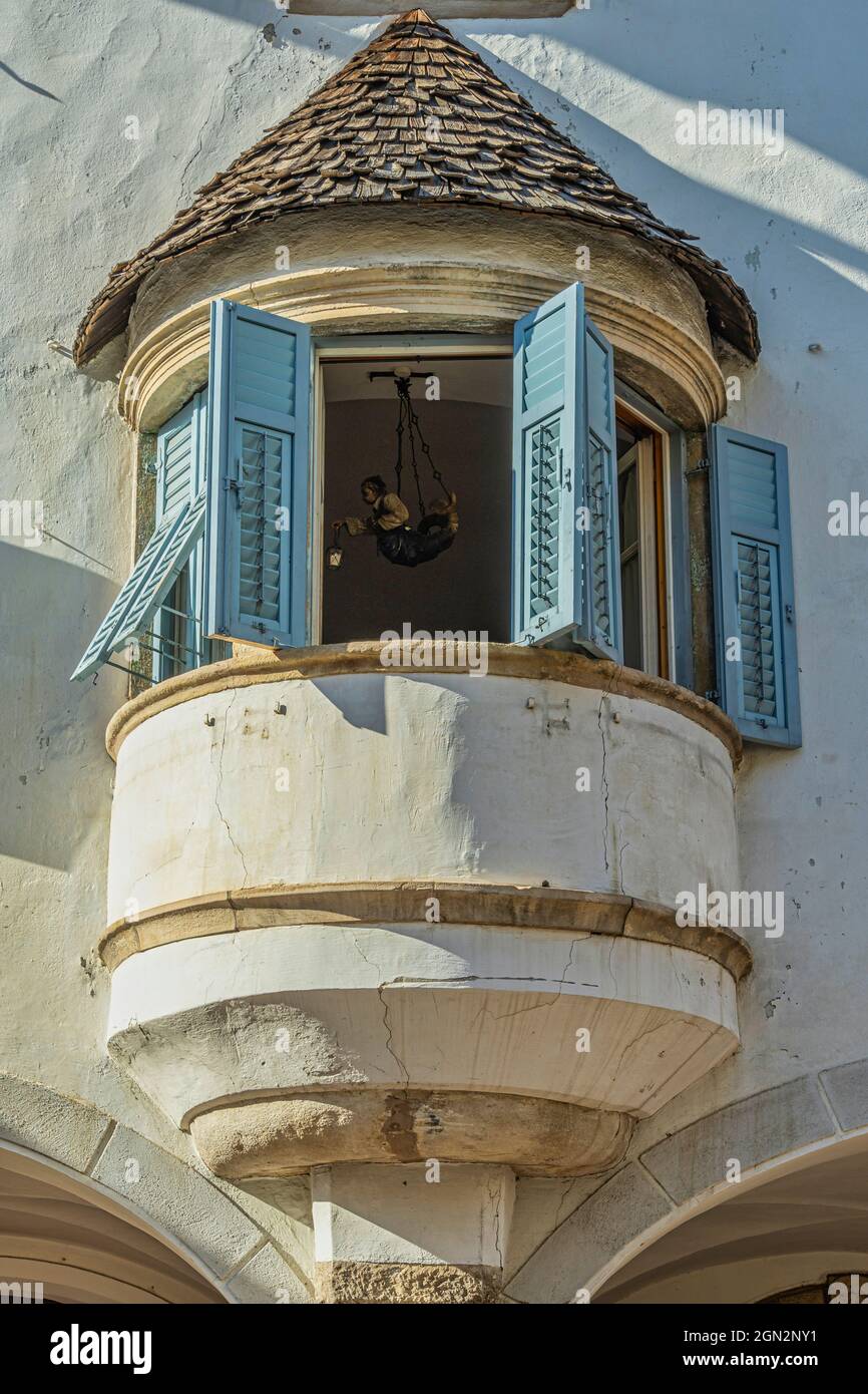 Erker, freitragende Fenster, eines alten Hauses im historischen Zentrum von Neumarkt. Egna, autonome Provinz Bozen, Trentino-Südtirol, Italien, Euro Stockfoto