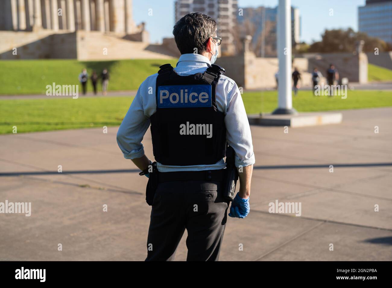 Demonstranten versammeln sich am Schrein des Gedenkens, einem Kriegsdenkmal an der St Kilda Road, Melbourne, Australien, während der Schließung von tod Stockfoto