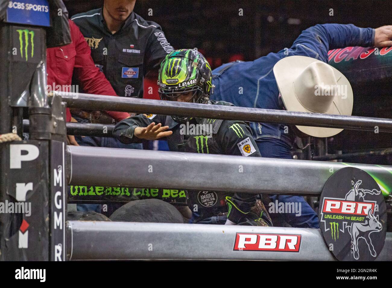 Newark, USA. September 2021. Jose Vitor Leme Rides Slingin Tears während des Professional Bull Riders 2021 Entfesseln Sie das Beast-Event im Prudential Center in Newark. (Bild: © Ron Adar/SOPA Images via ZUMA Press Wire) Stockfoto