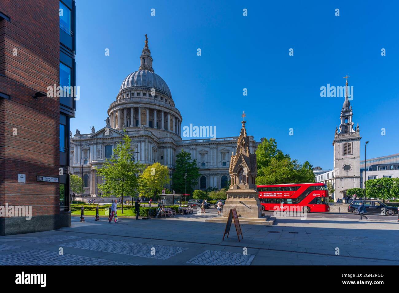 Blick auf die St. Paul's Cathedral und vorbei an rotem Bus, London, England, Großbritannien, Europa Stockfoto