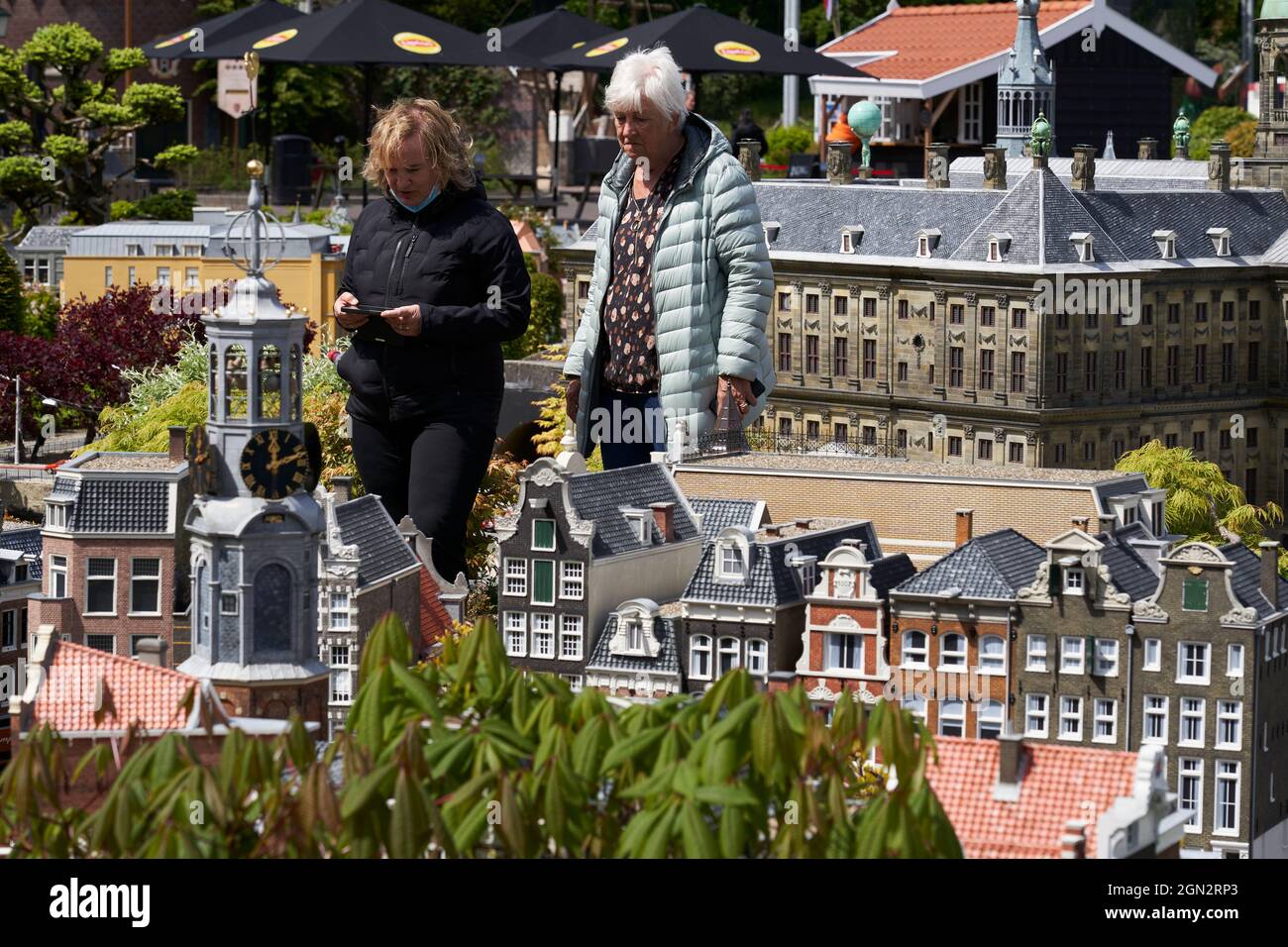 Zwei Touristen schlendern durch den Freizeitpark Madurodam Stockfoto