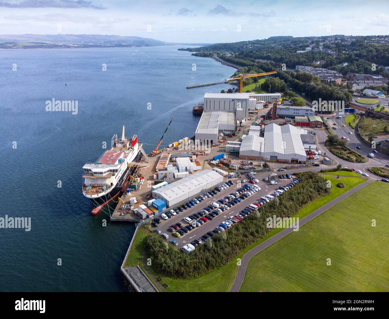 Port Glasgow, 21. September 2021. Luftaufnahme der Fähre von Glen Sannox auf der Ferguson Marine Werft am Lower River Clyde in Port Glasgow, Schottland, Großbritannien Stockfoto