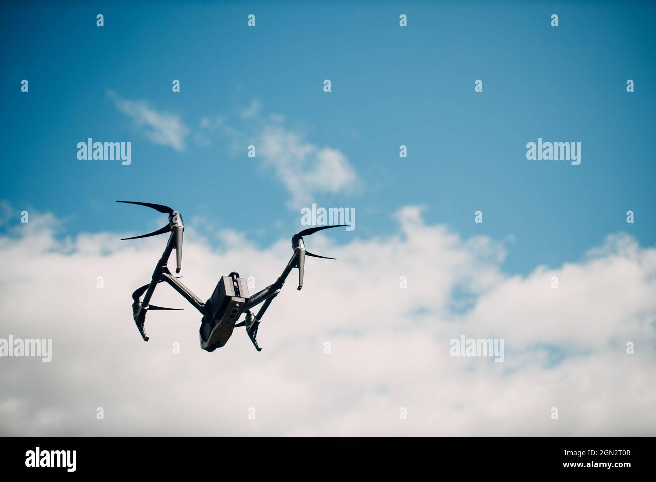 New York, USA - 18. SEPTEMBER 2021: DJI Inspire 2 Quadcopter-Drohne am Boden vor dem Flug und den Dreharbeiten Stockfoto