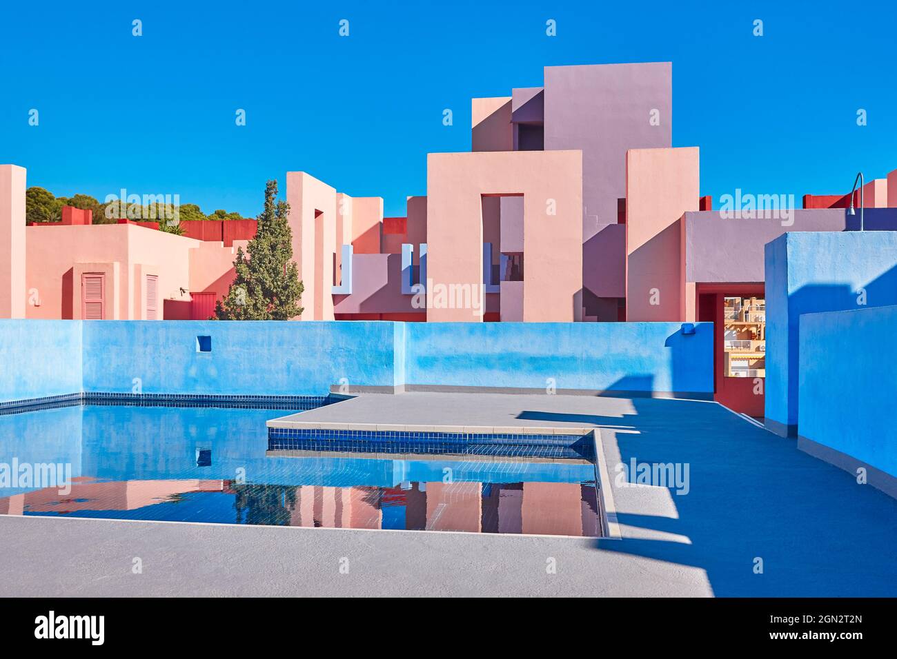 Geometrisches Gebäude mit Pool. Die rote Mauer, Calp, Spanien Stockfoto