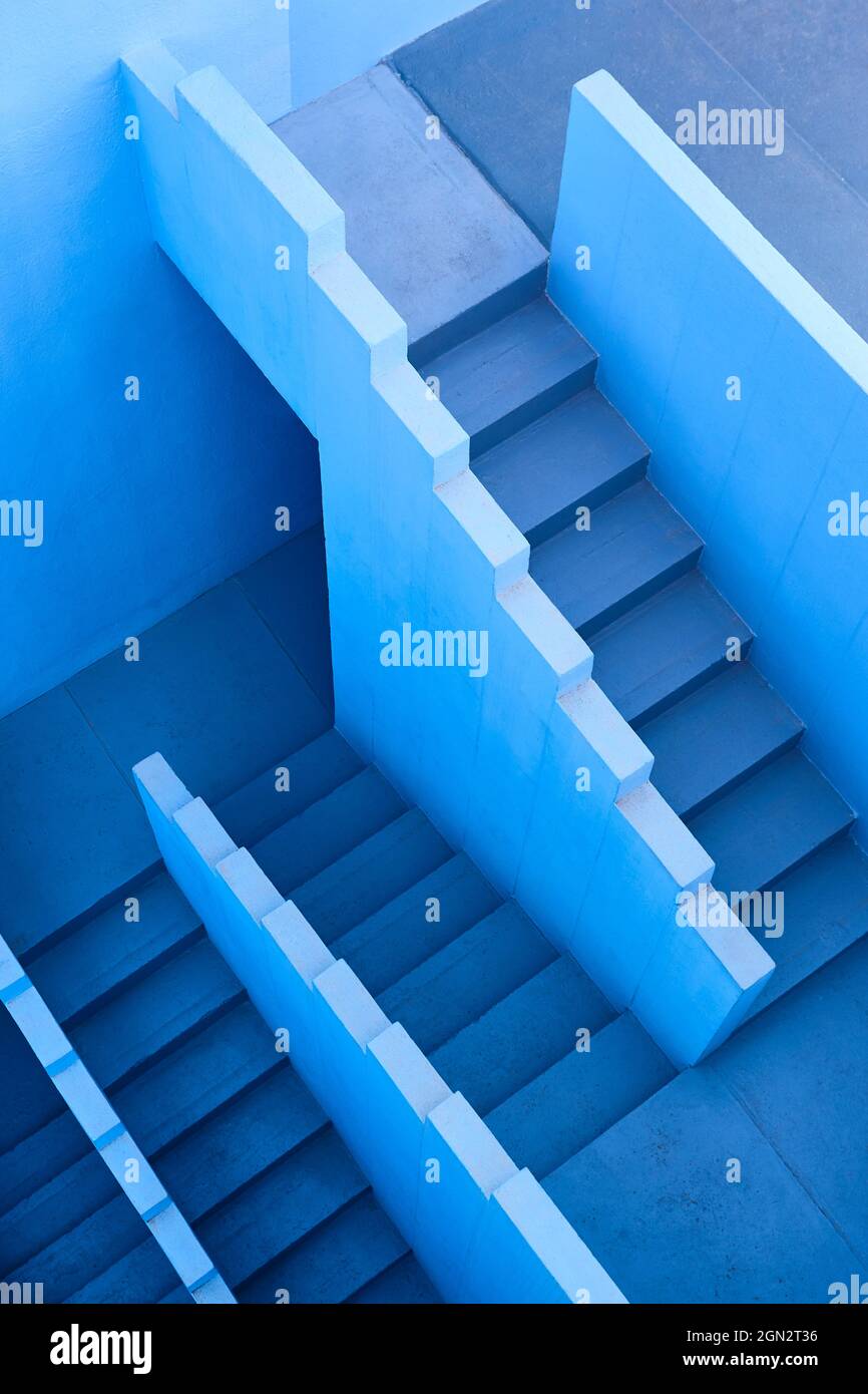 Malerische geometrische Treppenstruktur in Blautönen. Calpe, Spanien Stockfoto