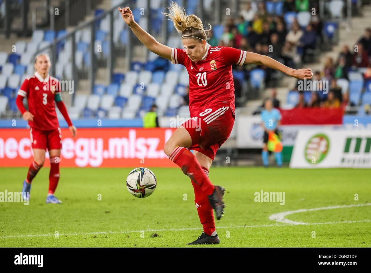 Budapest, Ungarn. September 2021. Turányi Lilla (Ungarn 20) kontrolliert den Ball während des WM-Qualifikationsspiels zwischen Ungarn und Spanien im Venue Hidegkuti Nándor Stadion in Budapest, Ungarn. Kredit: SPP Sport Pressefoto. /Alamy Live News Stockfoto