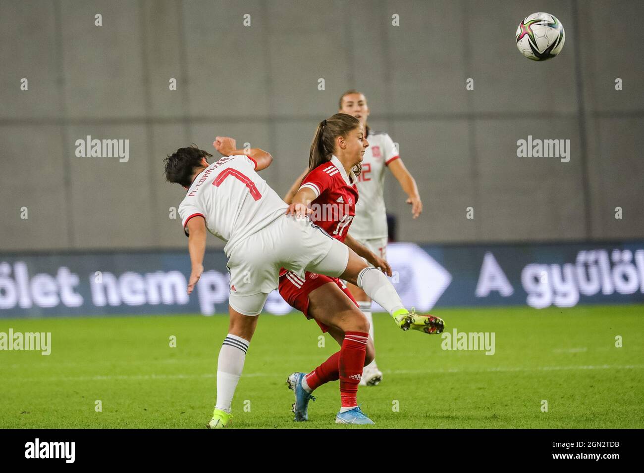 Budapest, Ungarn. September 2021. Kocsán Petra (Ungarn 17) und Corredera Marta (Spanien 7) kämpfen während des WM-Qualifikationsspiels zwischen Ungarn und Spanien im Venue Hidegkuti Nándor Stadion in Budapest, Ungarn, um den Ball. Kredit: SPP Sport Pressefoto. /Alamy Live News Stockfoto