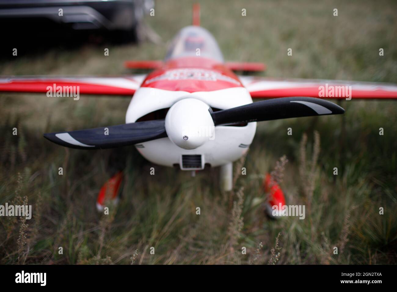Funksteuerung rc Flugzeug Spielzeug Modell auf dem Boden. Stockfoto