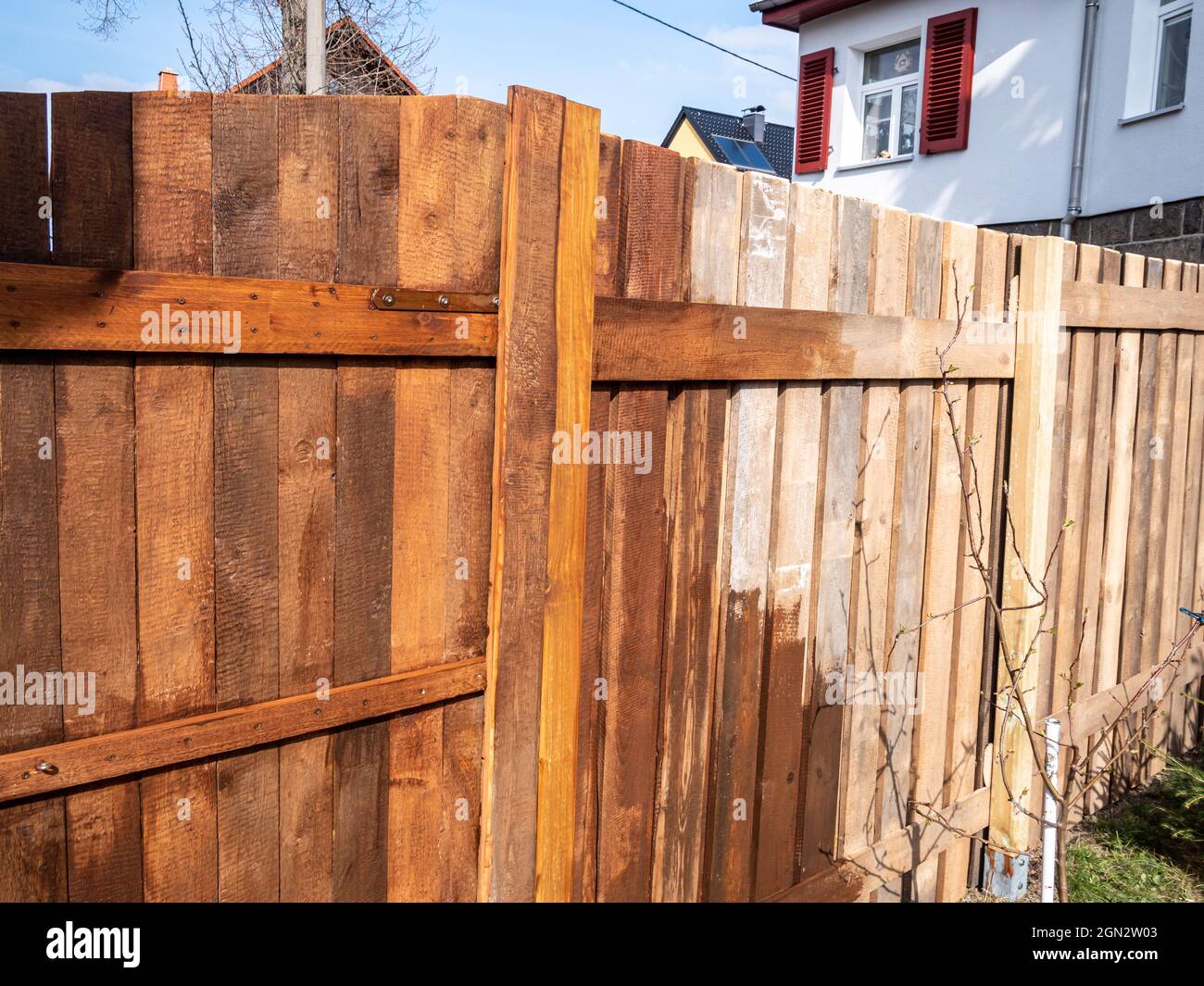 Malen Sie den Zaun im eigenen Garten Stockfoto