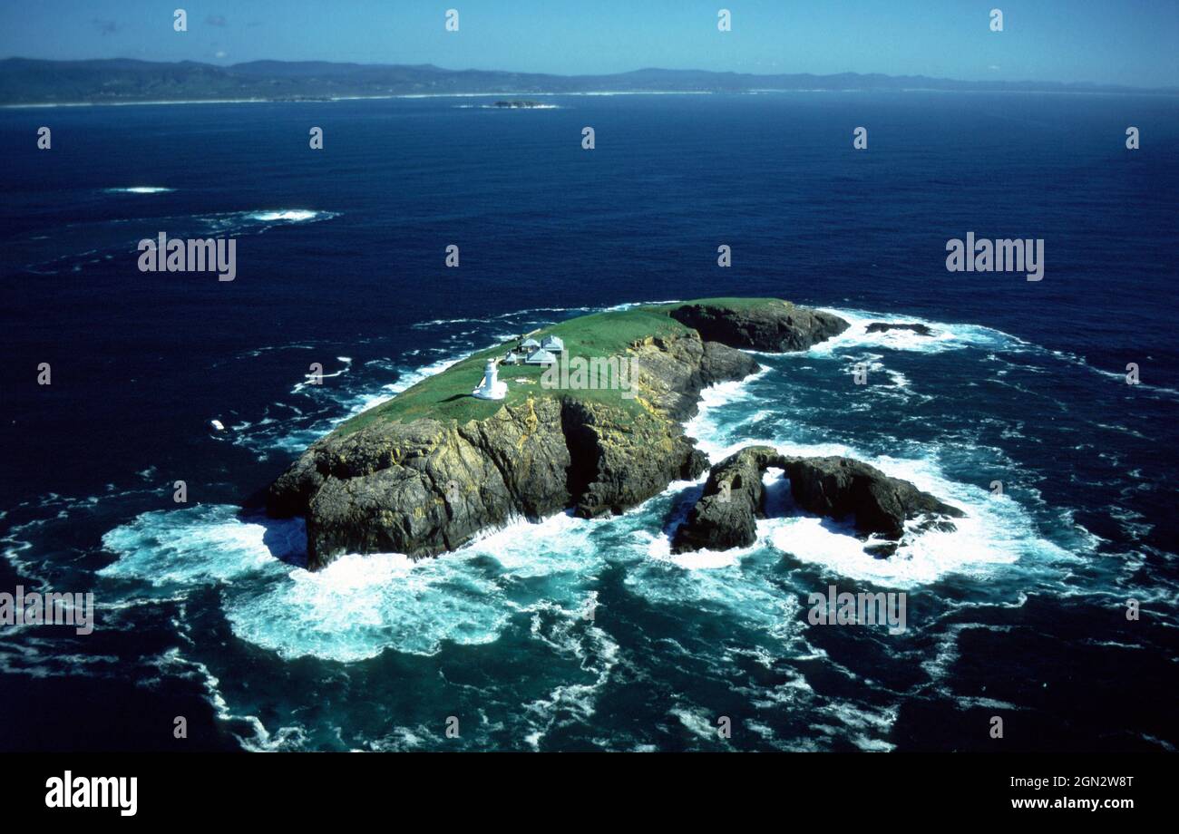 South Solitary Island, aus der Luft nach Nordwesten zum Festland. Der Leuchtturm wurde von James Barnett entworfen und 1880 aus Beton gebaut, der f Stockfoto