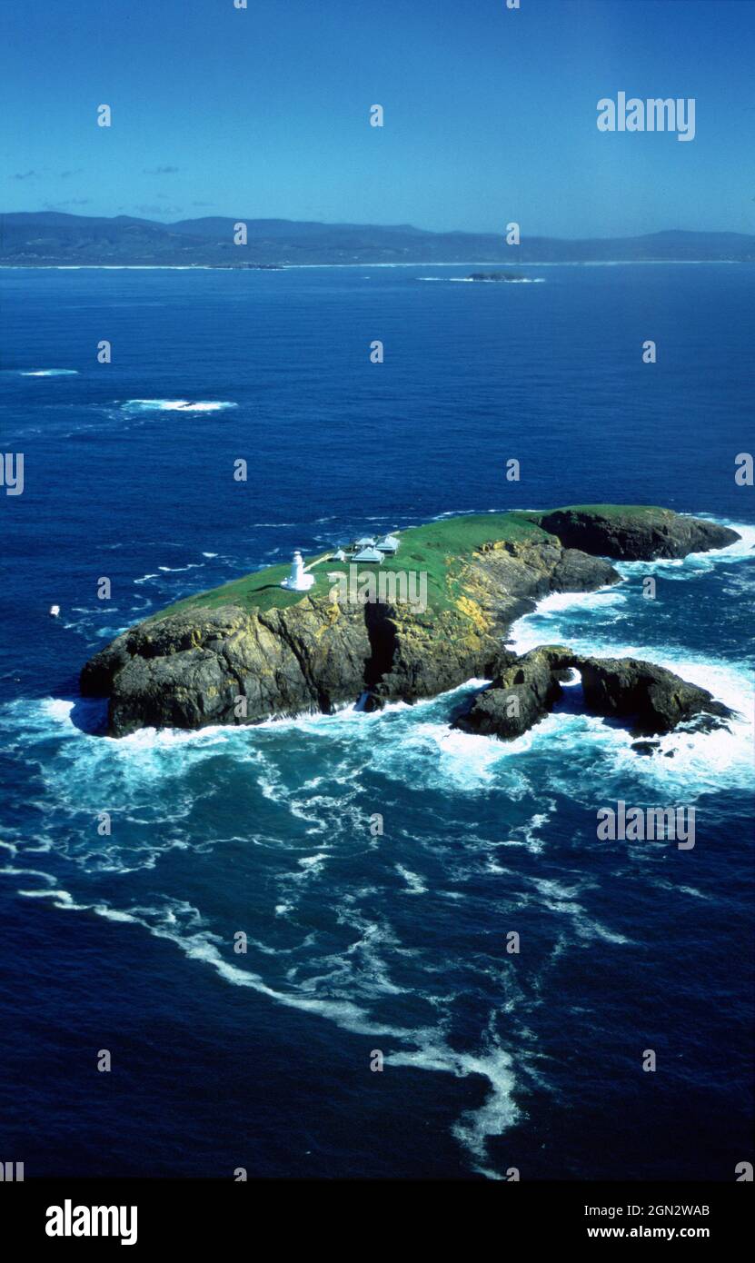 South Solitary Island, aus der Luft nach Nordwesten zum Festland. Der Leuchtturm wurde von James Barnett entworfen und 1880 aus Beton gebaut, der f Stockfoto