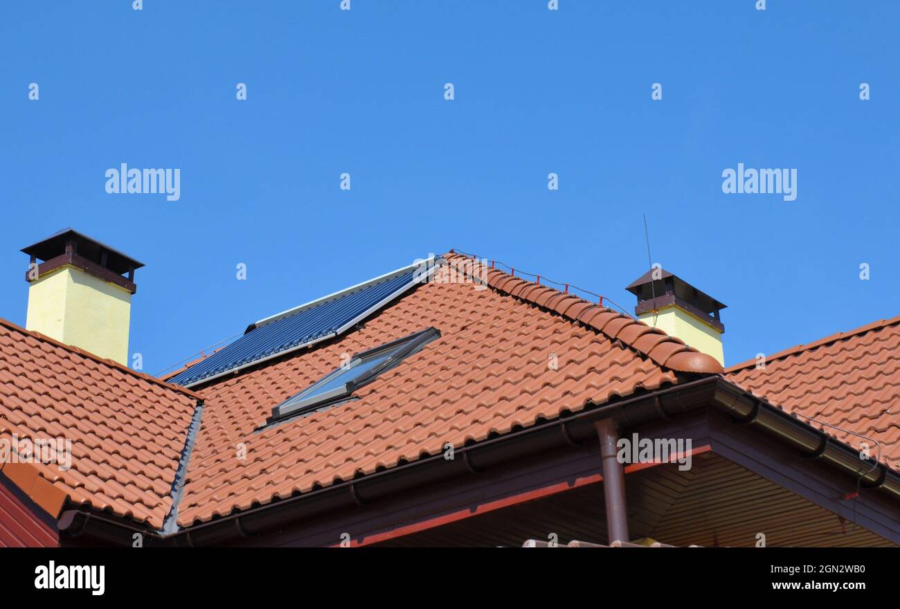Blitzableiter auf dem Dach. Haus Dach Blitzschutzsysteme mit Dachgeschoss Dachfenster und Solar-Warmwasserbereiter Stockfoto
