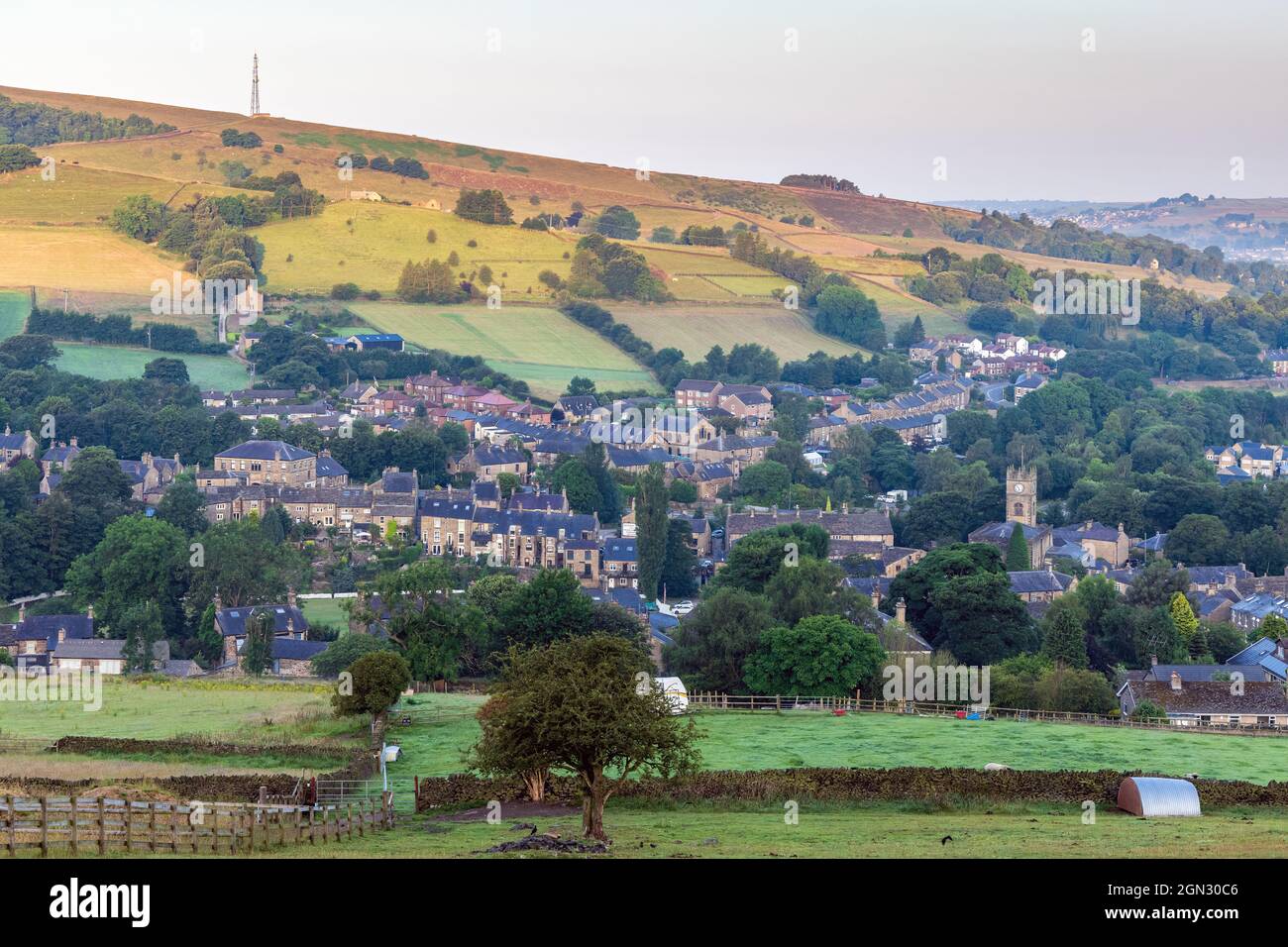 Ein Blick am frühen Morgen auf das malerische Dorf Hayfield in High Peak, Derbyshire, England, Großbritannien Stockfoto