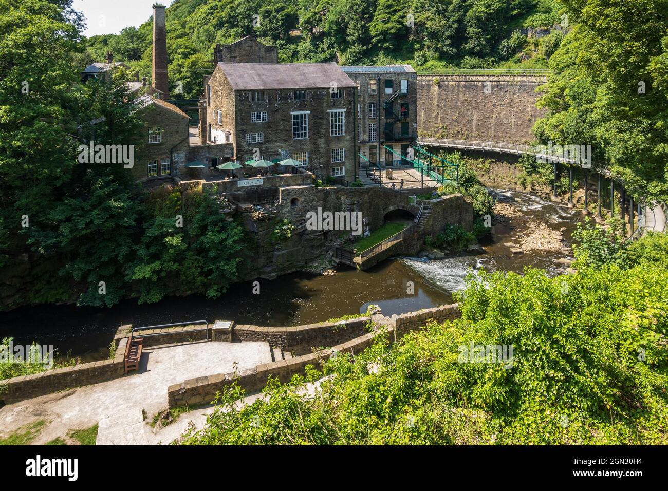 Torr Vale Mill und Millennium Walkway im Goyt Valley in New Mills, Derbyshire, England, Großbritannien Stockfoto