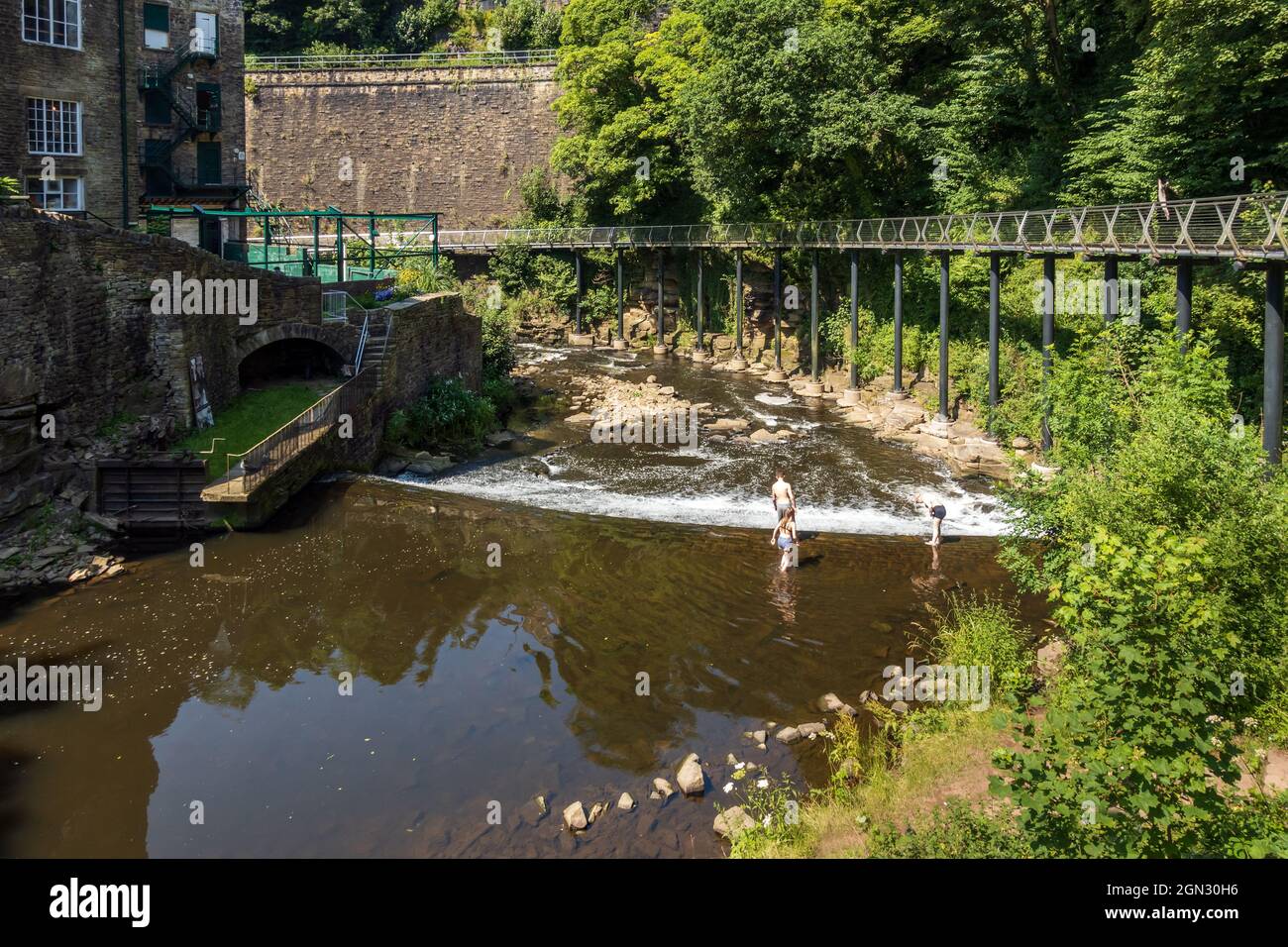 Torr Vale Mill und Millennium Walkway im Goyt Valley in New Mills, Derbyshire, England, Großbritannien Stockfoto