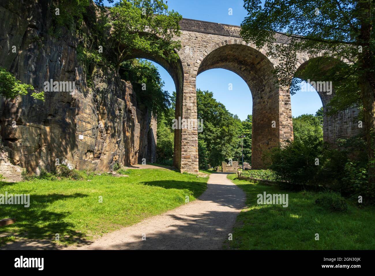 Der Torr Vale Viadukt auf der Union Road über den Fluss Goyt in Torr Vale, New Mills in Derbyshire, England, Großbritannien Stockfoto