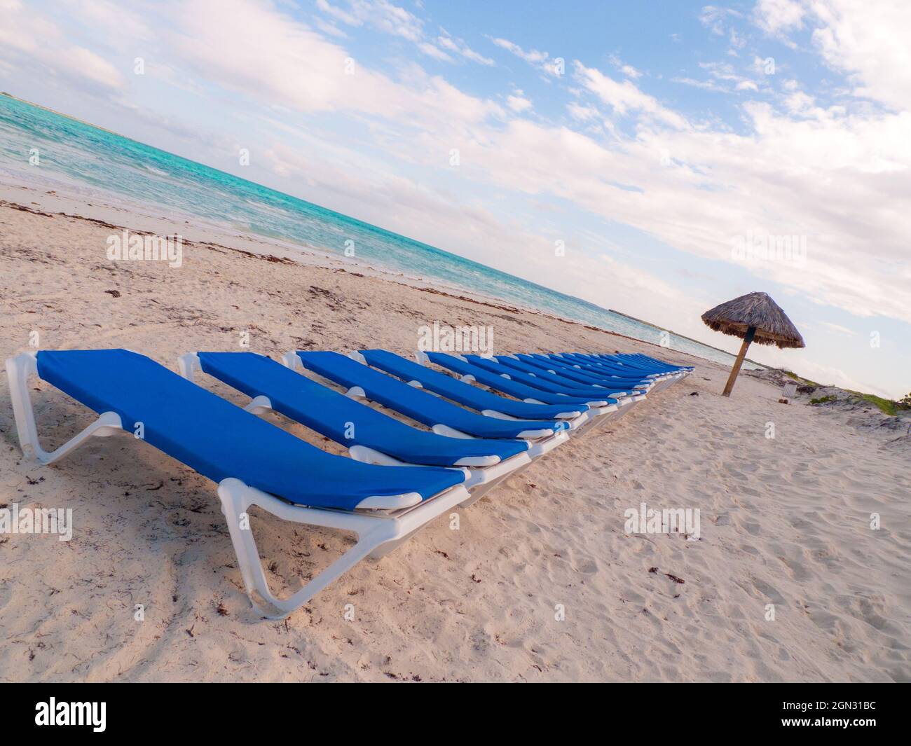 Liegestühle am Strand von Cayo Coco, in einer Reihe, ohne Menschen, nur Strand und Meer, in der Sonne Stockfoto